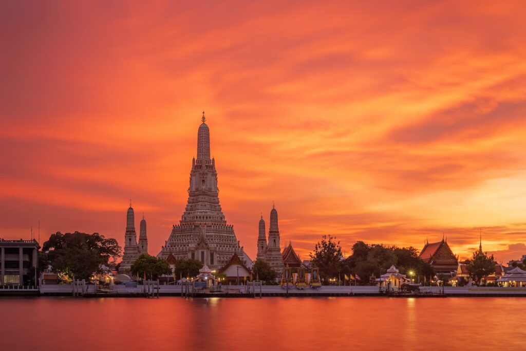Templo Wat Arun ao pôr do sol em Bangkok, Tailândia, destino econômico