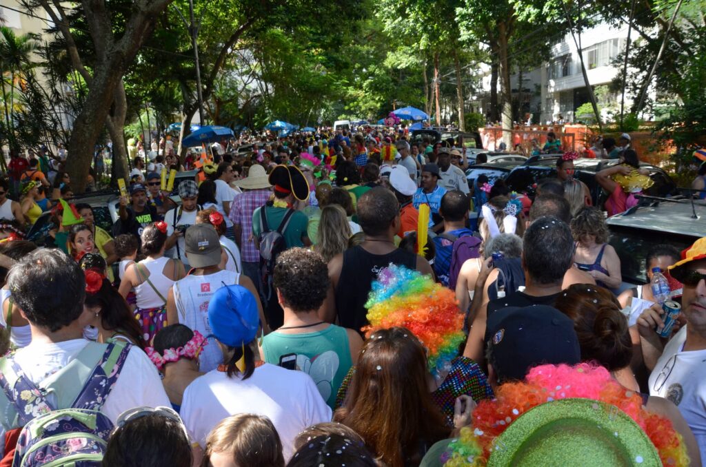 Multidão curtindo o Carnaval de rua em cidade brasileira