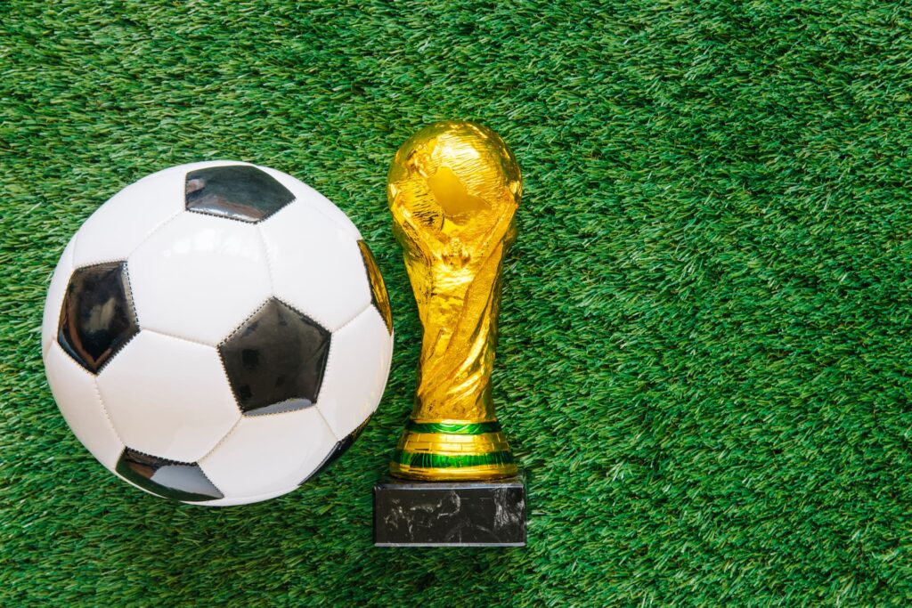 Bola de futebol e troféu representando a Copa do Mundo