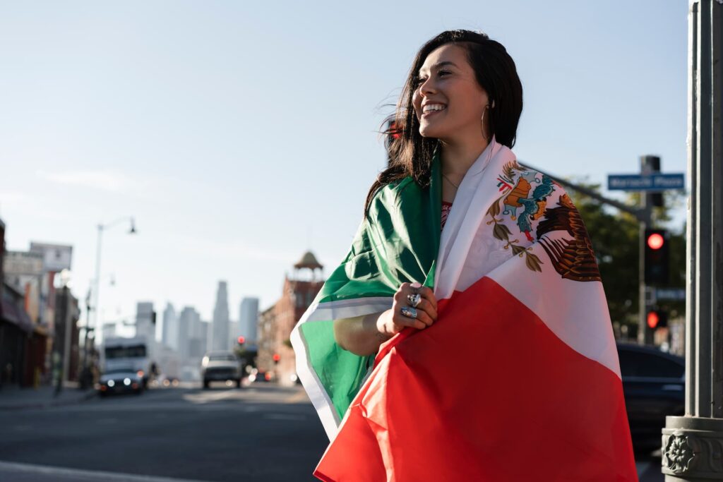 Torcedora segurando a bandeira do México durante clima de Copa do Mundo