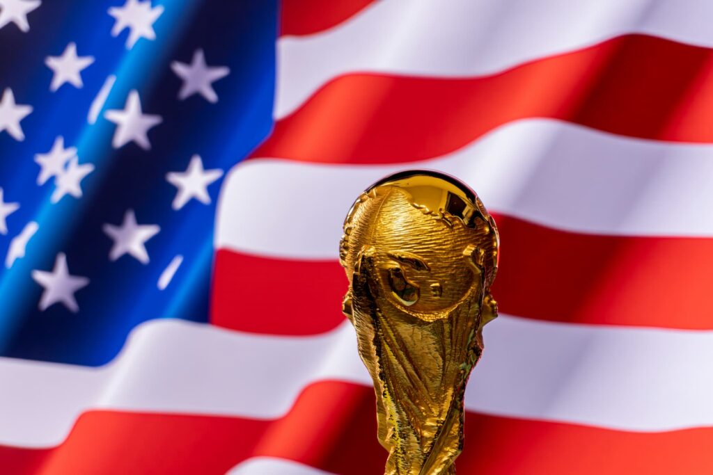 Troféu da Copa do Mundo com bandeira dos Estados Unidos ao fundo