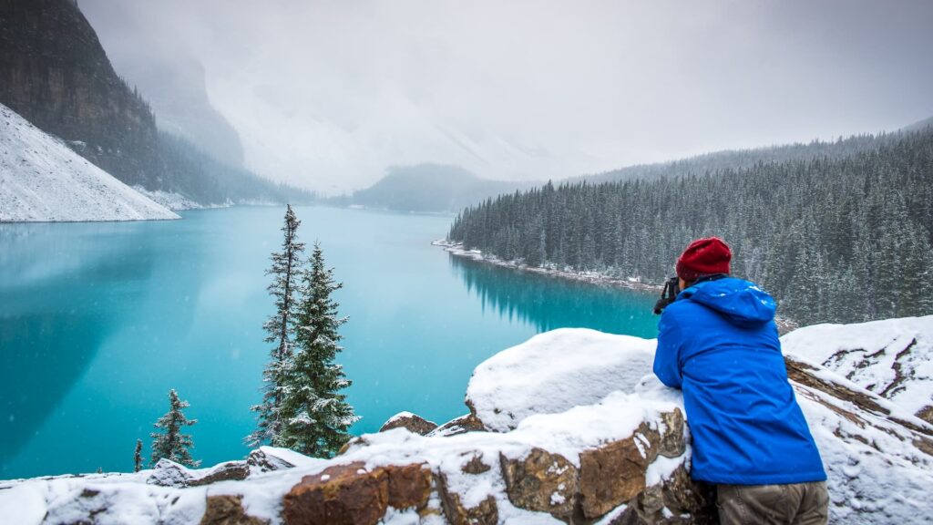 Homem observando paisagem coberta de neve durante o inverno no hemisfério norte