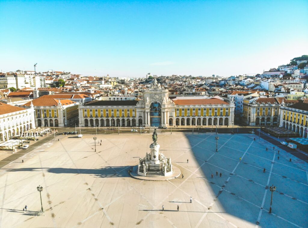 Vista panorâmica de Lisboa, Portugal, destino europeu acessível para brasileiros