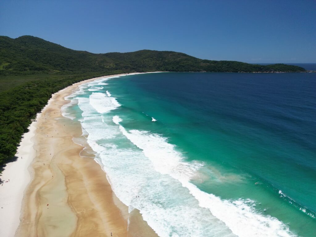 Vista aérea da Praia de Lopes Mendes, em Ilha Grande, com areia clara e mar azul intenso