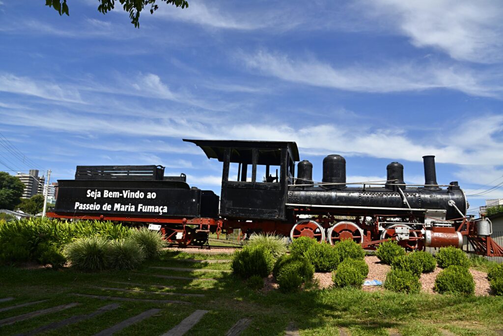 Maria-fumaça na Serra Gaúcha em passeio turístico de trem no Rio Grande do Sul