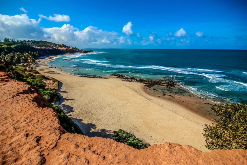 Praia paradisíaca no Brasil com águas cristalinas e paisagem natural preservada