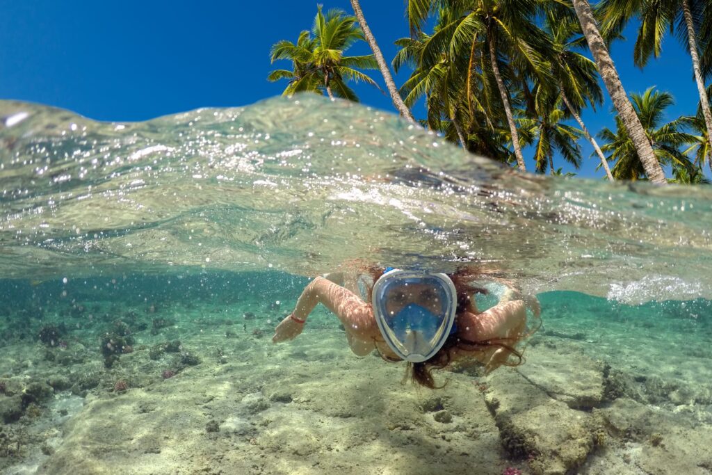 Pessoa praticando snorkel em águas cristalinas de Curaçao