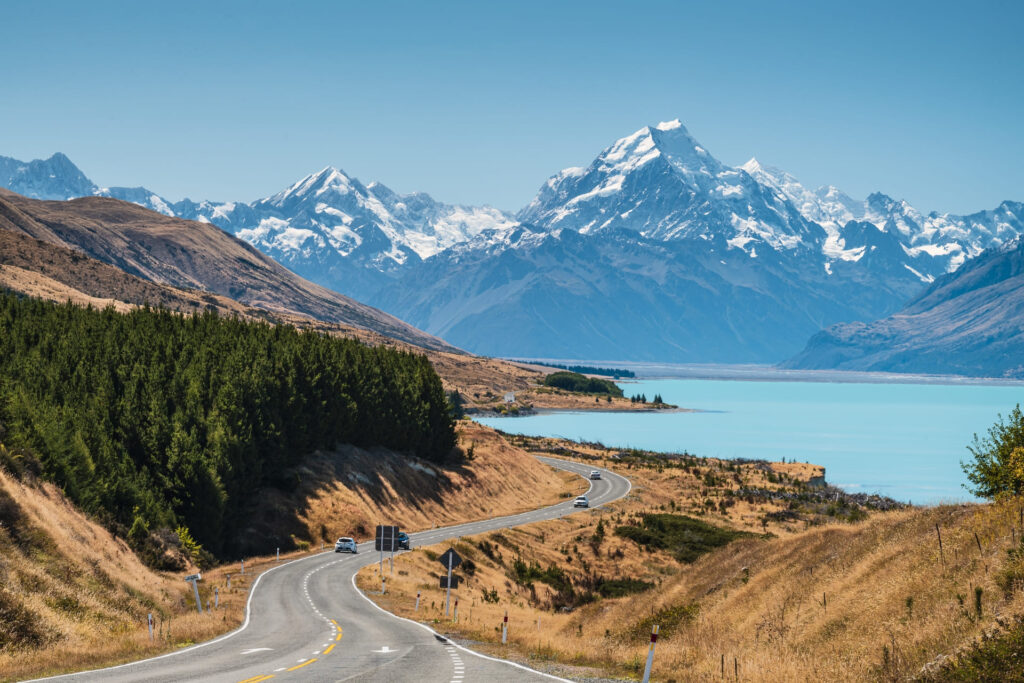 Lago Pukaki cercado por montanhas nevadas na Nova Zelândia