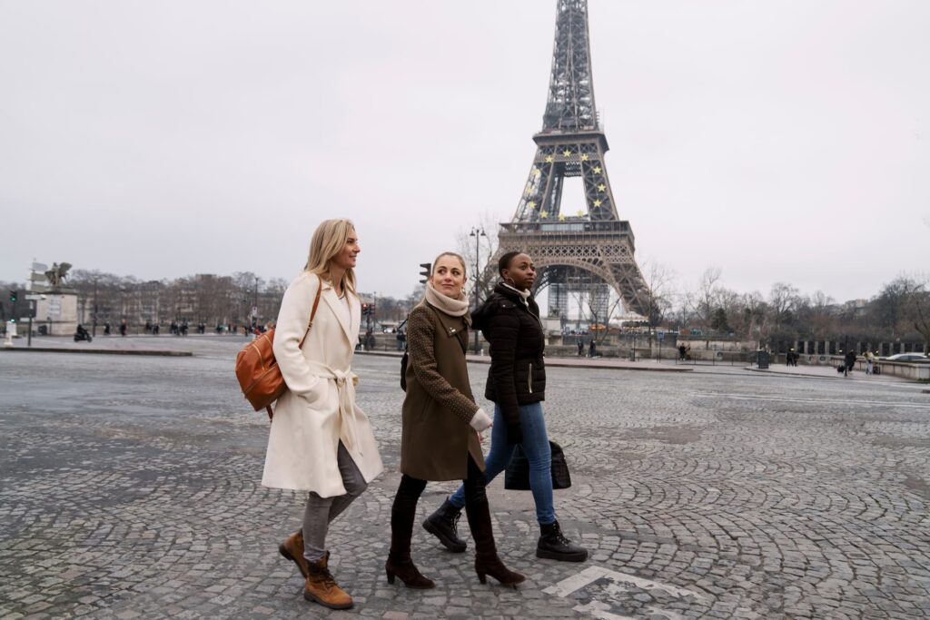 Turista caminhando por Paris no inverno com a Torre Eiffel ao fundo