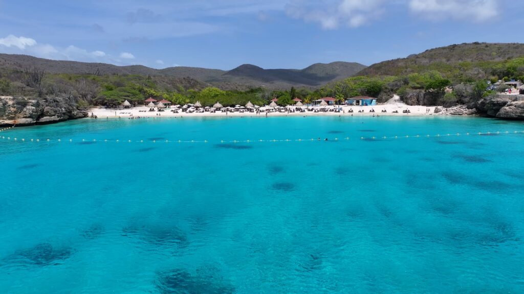 Playa Kenepa em Curaçao com mar azul-turquesa