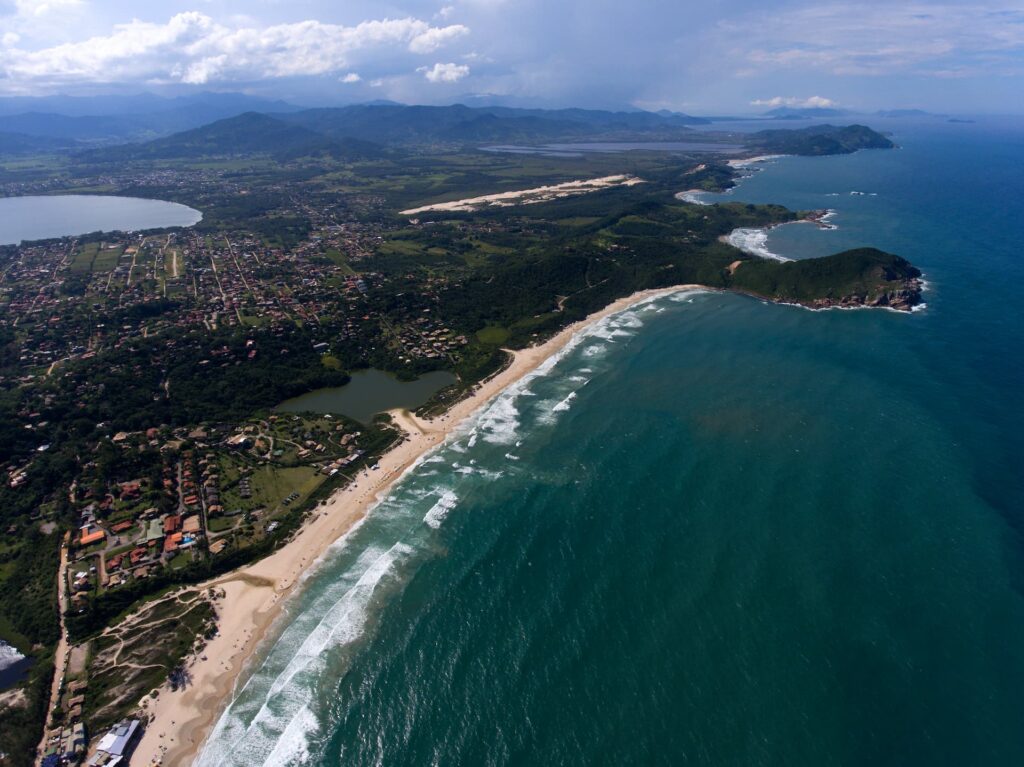 Praia do Rosa, em Santa Catarina, com natureza preservada, mar e vegetação nativa