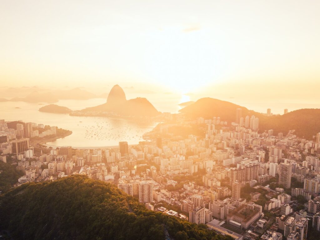 Vista aérea do Rio de Janeiro durante o Carnaval com paisagens icônicas