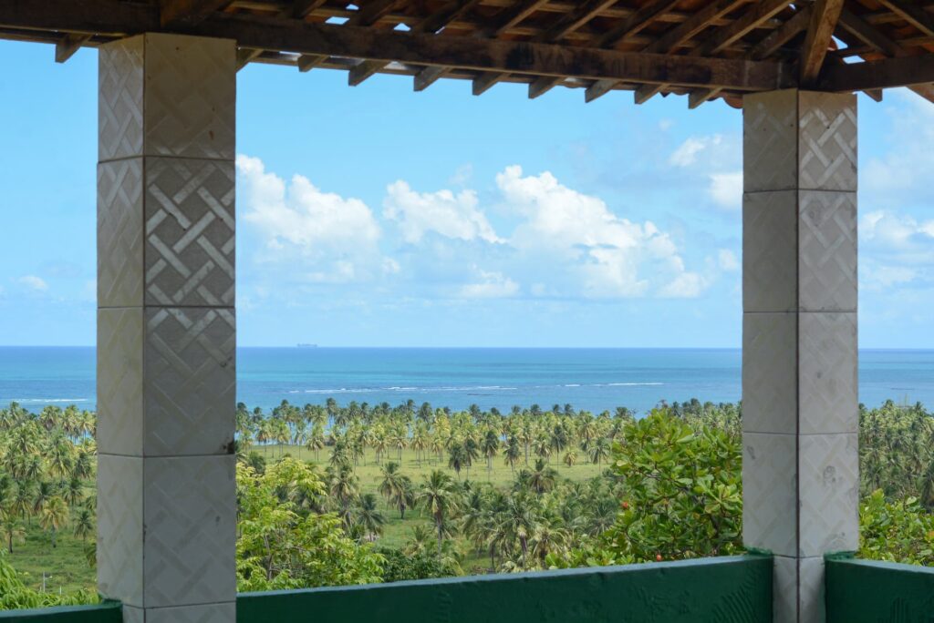 Praia de águas claras em São Miguel dos Milagres, Alagoas