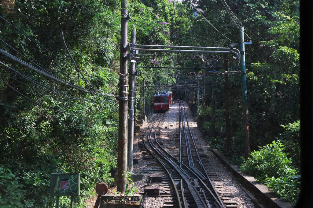 Trem do Corcovado subindo o Parque Nacional da Tijuca no Rio de Janeiro