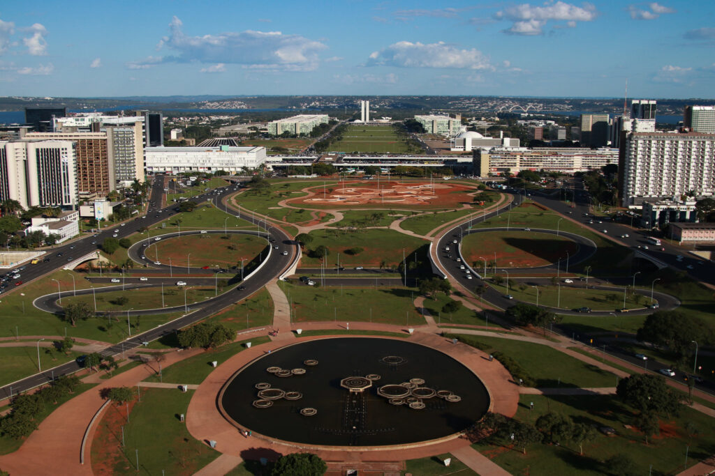 Vista aérea de Brasília destacando a arquitetura modernista da capital federal