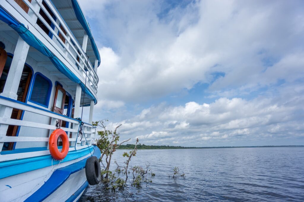 Barco turístico navegando pelo Rio Amazonas, símbolo do turismo no Norte do Brasil e dos destinos amazônicos