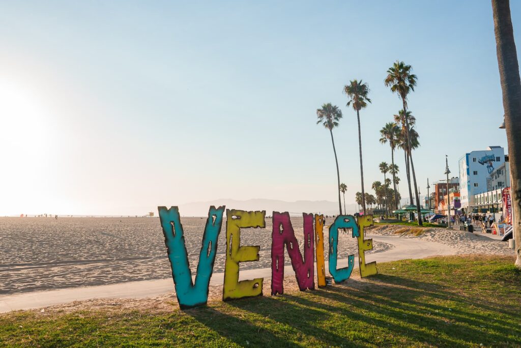 Venice Beach ao pôr do sol com palmeiras em Los Angeles