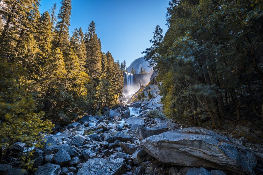 Cachoeira no Parque Nacional de Yosemite durante o verão