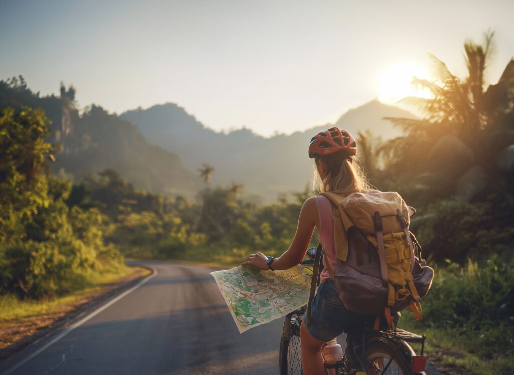 Viajante explorando destino natural de forma consciente e sustentável