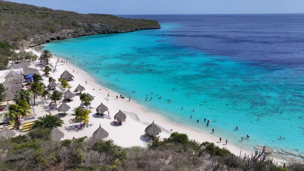 Viajar para Curaçao e conhecer a Praia de Cas Abao em Curaçao com águas cristalinas.
