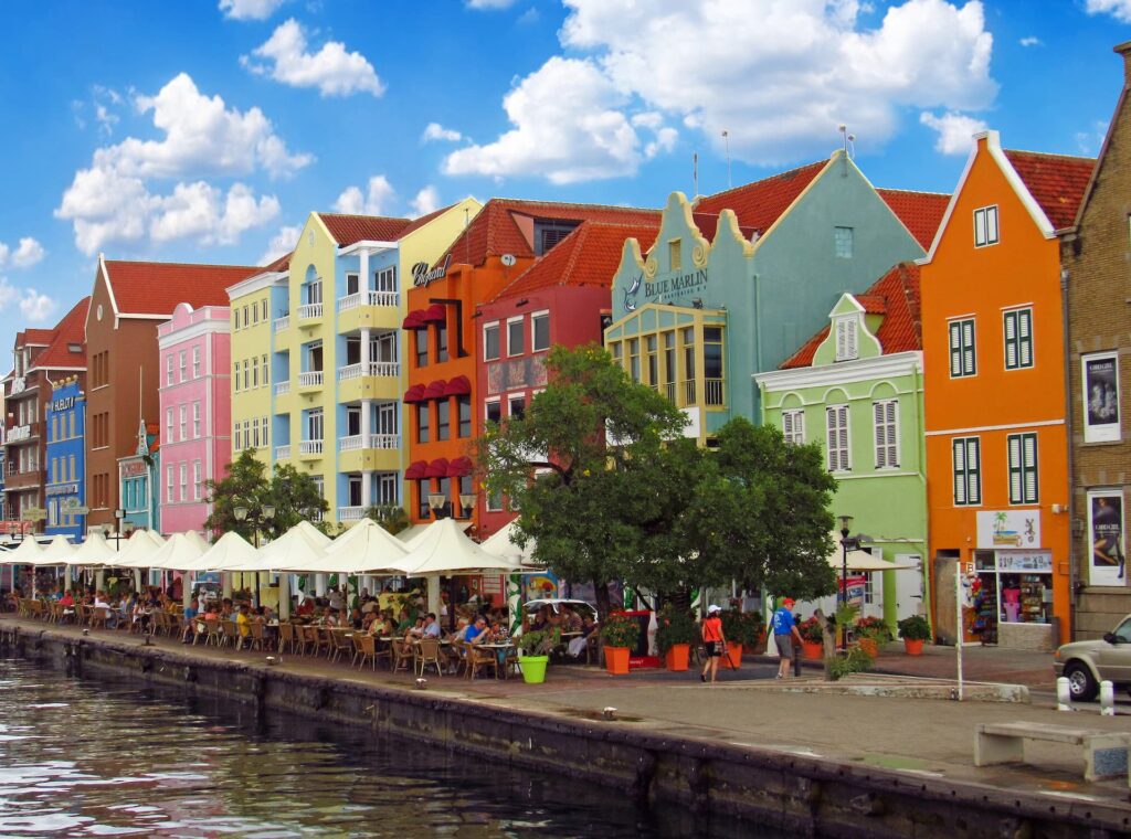 Construções coloniais coloridas em Willemstad, capital de Curaçao