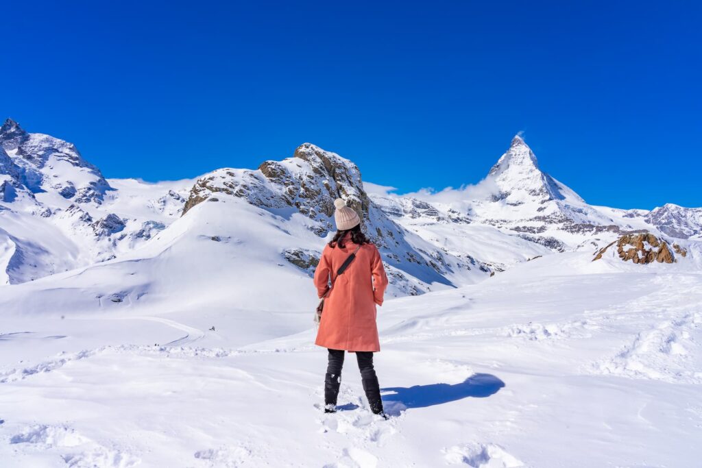 Turista apreciando a vista do Matterhorn em Zermatt durante o inverno