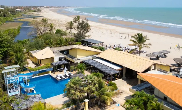 Vista das instalações do Aimberê Eco Resort em Barra Grande, Piauí.