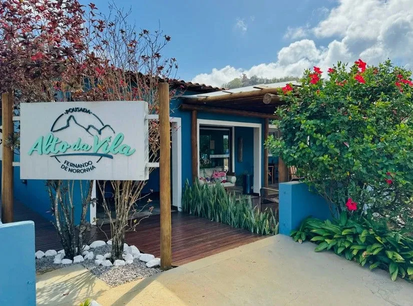 Fachada e área externa da Pousada Alto da Vila Noronha em Fernando de Noronha.