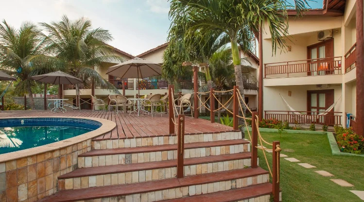 Área comum da Kanaloa Pousada em Jericoacoara, destacando o estilo rústico e charmoso.