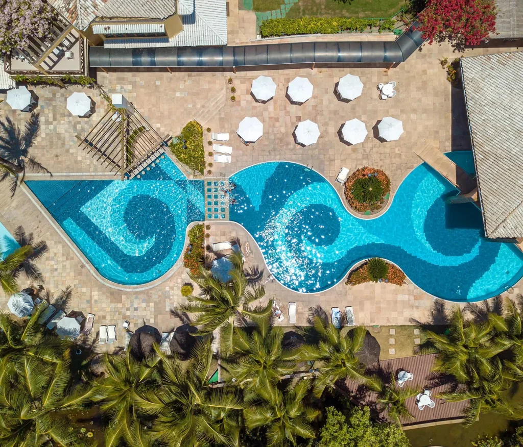 Vista das piscinas e fachada do Portobello Praia Resort em Porto Seguro, Bahia.