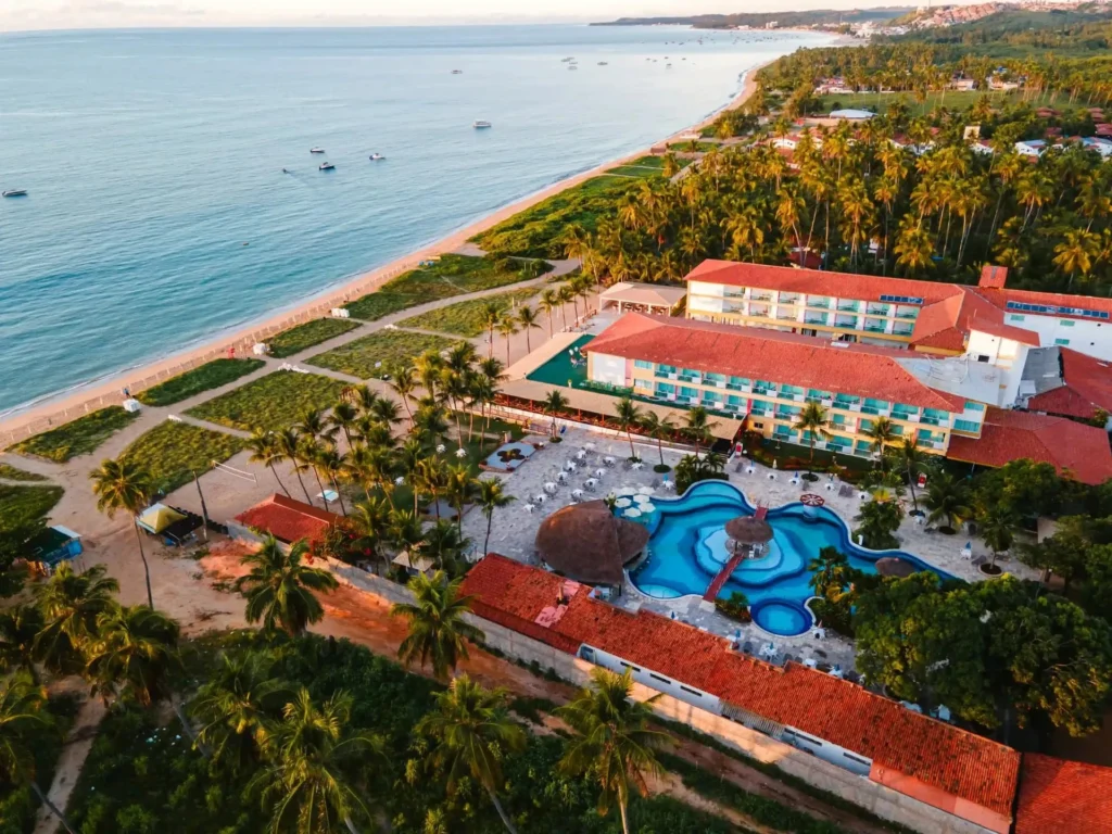 Área de lazer e piscinas do Praia Dourada Resort em Maragogi.