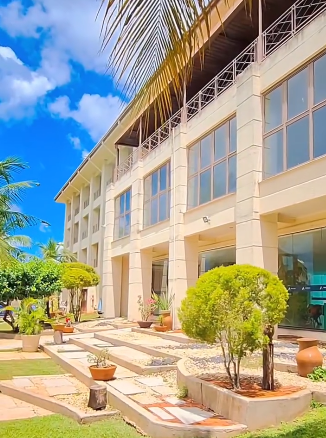 Vista externa da fachada do Hotel Araguaia com letreiro visível em Barra do Garças.