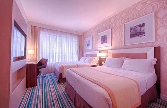 Quarto de casal com duas camas e decoração elegante no Holiday Inn BH