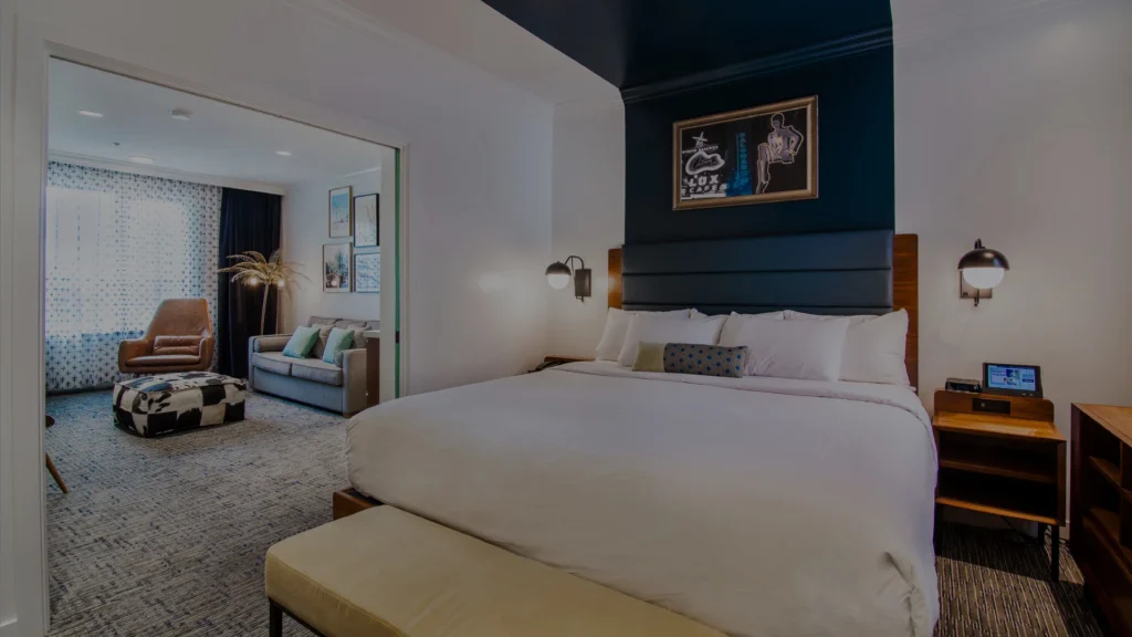 Interior moderno e estiloso de um quarto no Hotel Belmont Vancouver, com decoração urbana e contemporânea.