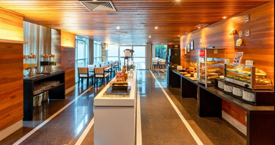 Área de restaurante moderna do Hotel Cassino Tower Savassi em BH