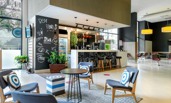 Lobby e bar moderno do hotel Ibis BH Afonso Pena Savassi