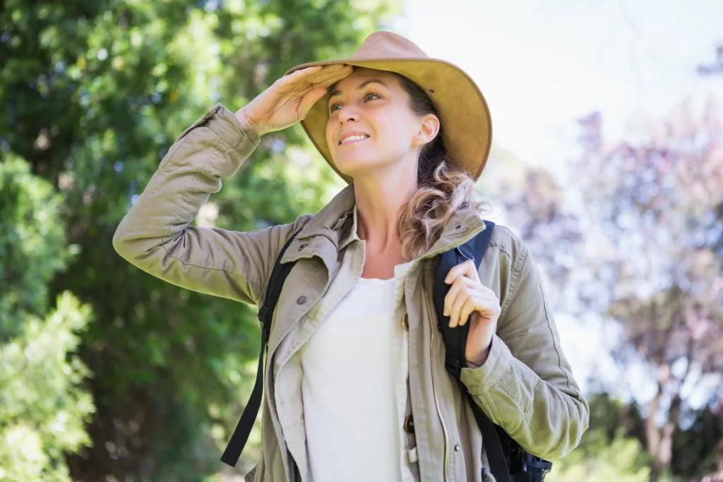 Mulher de perfil observando a paisagem urbana de Madri em um dia claro, representando o turismo na primavera ou outono.