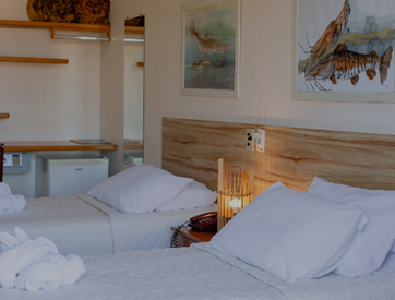 Quarto duplo luxo com duas camas, ar-condicionado e decoração clara no Hotel Pirá Miúna em Bonito.