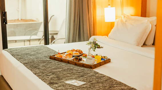 Café da manhã servido em cama de casal no hotel Royal Golden Savassi