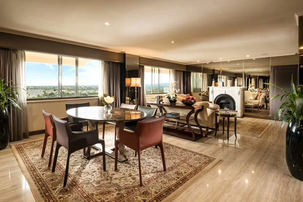 Quarto elegante com vista urbana e decoração clássica no Stamford Plaza Adelaide.