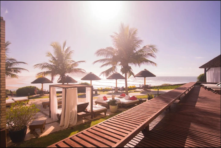 Área externa do Costão do Santinho Resort Golf & Spa em Florianópolis, que funciona em All-Inclusive, evidenciando a infraestrutura de alto padrão.