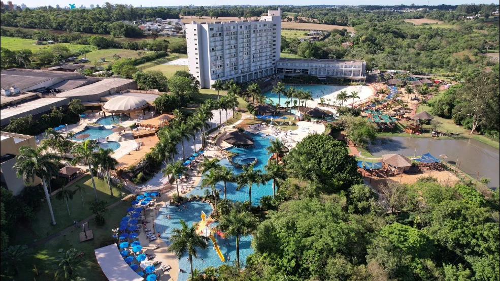 Complexo aquático do Mabu Thermas Grand Resort, all-Inclusive com águas termais e áreas de lazer ao ar livre