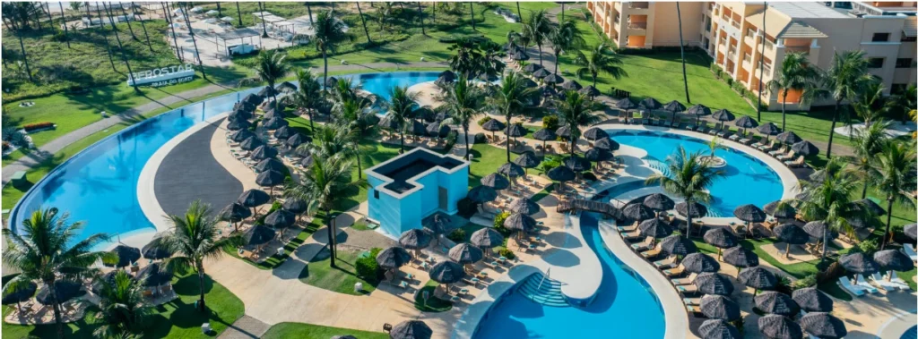 Infraestrutura sofisticada do Iberostar Selection Praia do Forte, all-Inclusive com piscinas e proximidade com a praia.