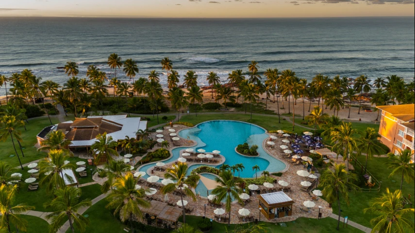 Piscina de borda infinita do Sauípe Brisa Grand Premium com vista para o oceano baiano e all-Inclusive.