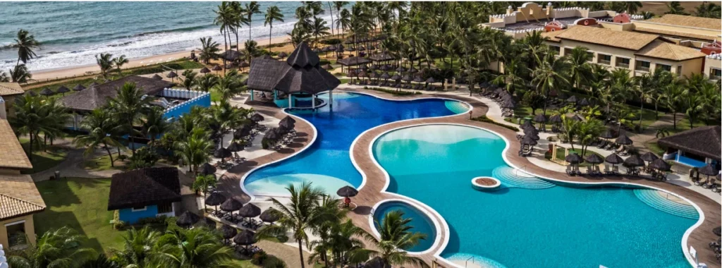 Áreas de lazer do Iberostar Waves Bahia, all-Inclusive, destacando as piscinas monumentais e espaços para crianças.