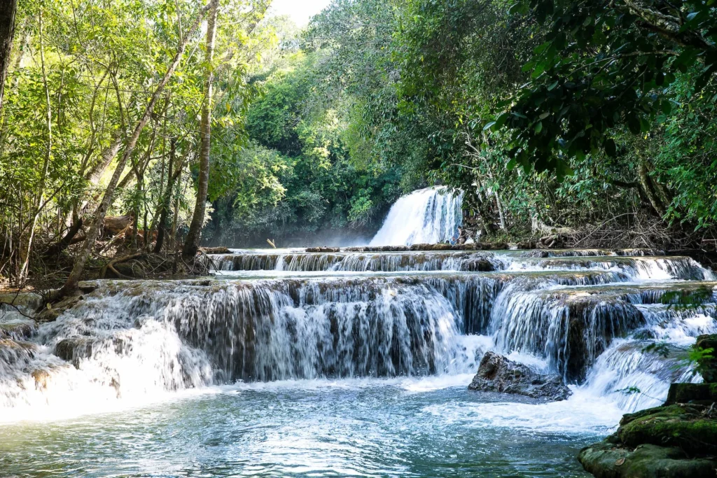 Quedas d'água cristalinas entre rochas e vegetação densa no Rio da Prata, em Bonito. Baixa temporada Brasil