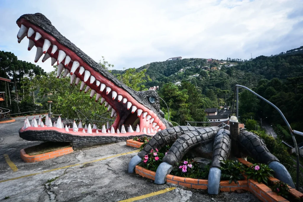 Vista panorâmica a partir do Morro do Elefante em Campos do Jordão, mostrando a vegetação serrana e parte da arquitetura da cidade. Baixa temporada Brasil
