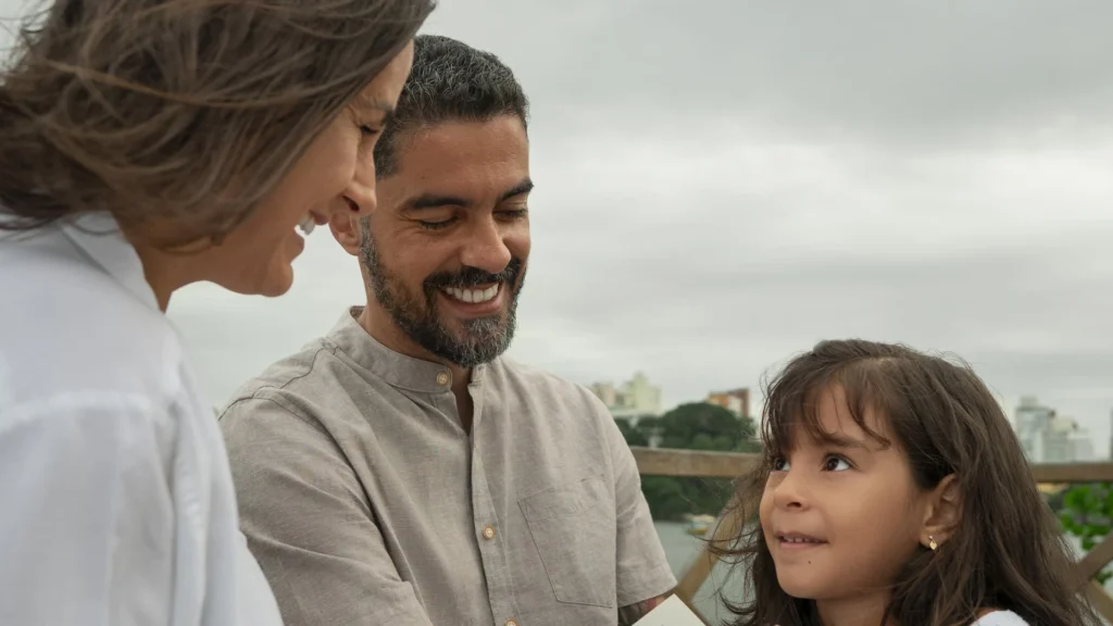 Família reunida a passear num cais ao viajar na Semana Santa