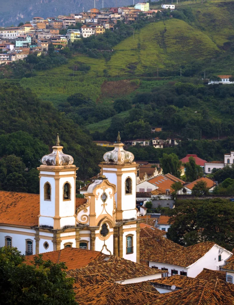 Vista das ruas de pedra e torres de igrejas em Ouro Preto, destaque entre as cidades históricas no Brasil ideais para viajar na semana santa