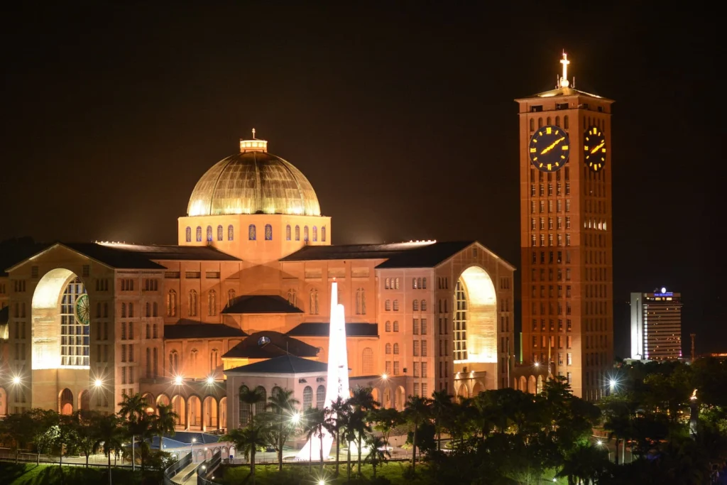 Imagem da basílica iluminada em Aparecida, principal destino de turismo religioso no Brasil para viajar na semana santa